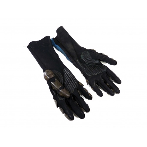 Vicker's  (Charlize Theron) Gloves